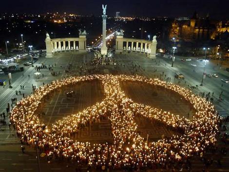 Il Simbolo della Pace realizzato dagli Umanisti di Budapest nel 2006, erano "solo" 3.500 persone...